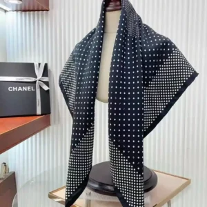 WOMAN SCARF