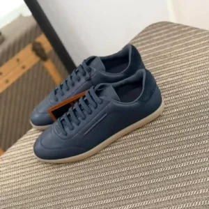 SPORT SHOES