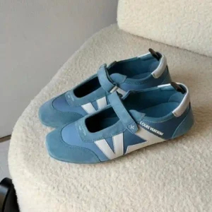 SPORT SHOES